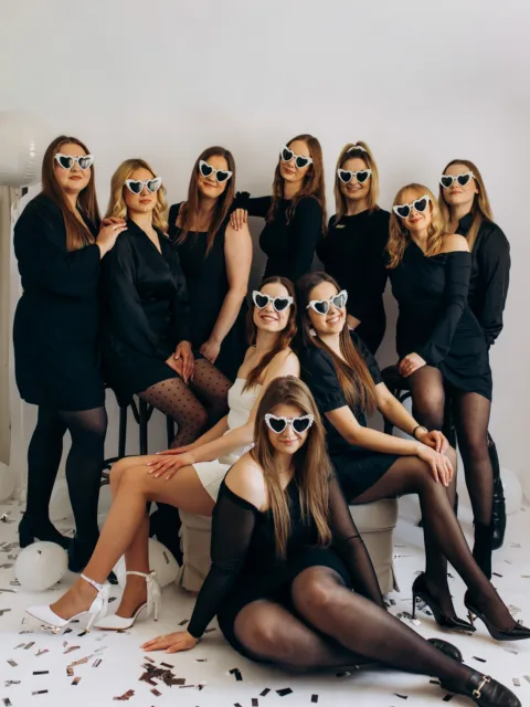 Emilia i jej przyjaciółki 🤩🫶🏻

Sesja z okazji wieczoru panieńskiego w studio to niezłe wyzwanie, ale to było bardzo miłe wyzwanie 🤎

#wieczorpanieński